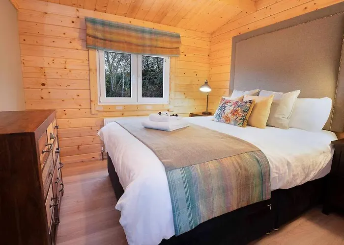 Luxury Log With Private Hot Tub & Sea Views *