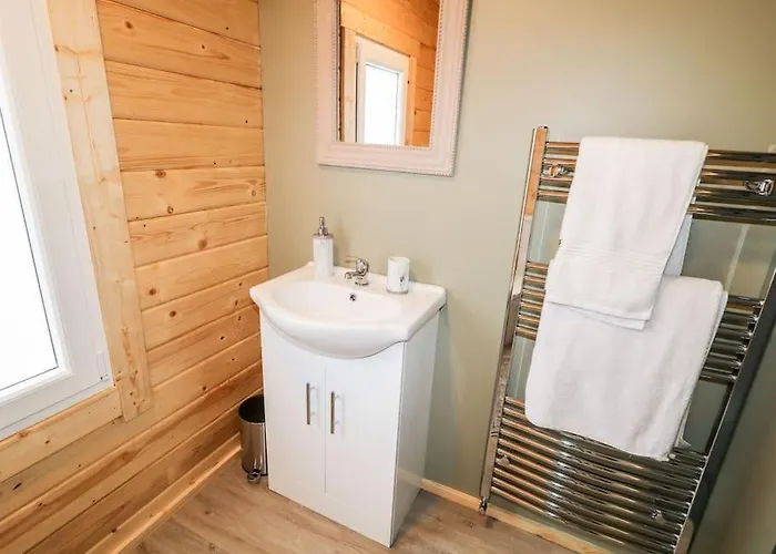 Апартаменты Luxury Log With Private Hot Tub & Sea Views Леттеркенни